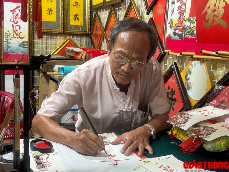 Người d&acirc;n Đồng Nai n&ocirc; nức đi lễ ch&ugrave;a đầu năm- Ảnh 3.