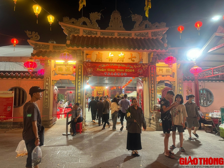 Người d&acirc;n Đồng Nai n&ocirc; nức đi lễ ch&ugrave;a đầu năm- Ảnh 4.