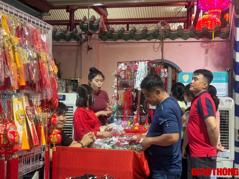 Người d&acirc;n Đồng Nai n&ocirc; nức đi lễ ch&ugrave;a đầu năm- Ảnh 6.