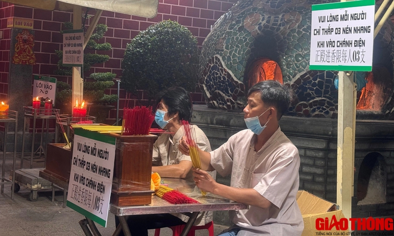 Người d&acirc;n Đồng Nai n&ocirc; nức đi lễ ch&ugrave;a đầu năm- Ảnh 8.