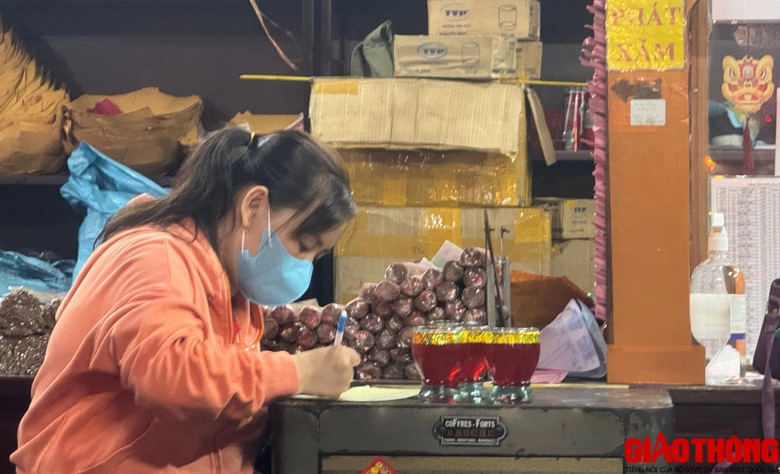 Người d&acirc;n Đồng Nai n&ocirc; nức đi lễ ch&ugrave;a đầu năm- Ảnh 9.