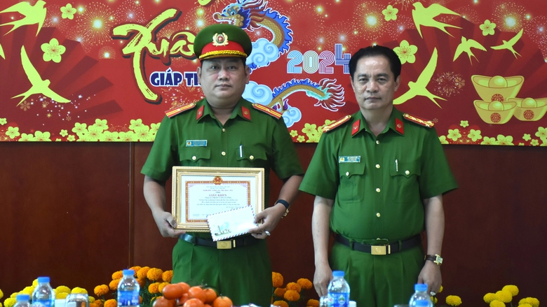 Khen thưởng hai c&aacute;n bộ CSGT Bạc Li&ecirc;u c&oacute; h&agrave;nh động nh&acirc;n văn- Ảnh 2.