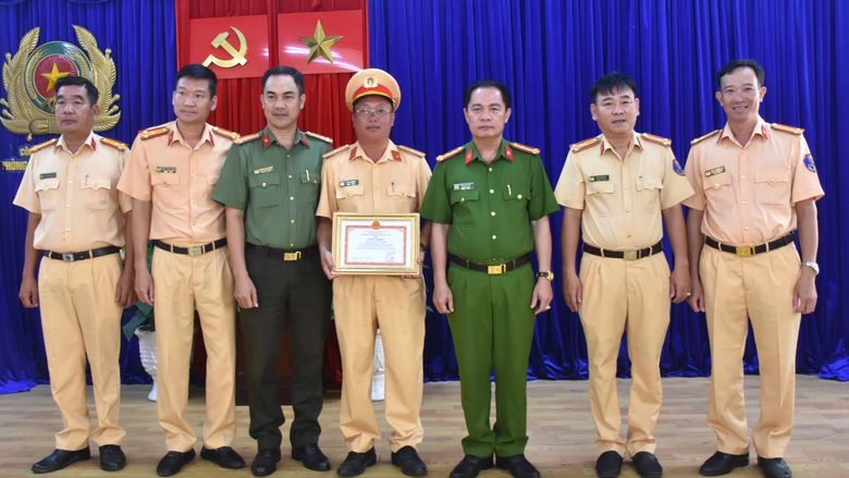 Khen thưởng hai c&aacute;n bộ CSGT Bạc Li&ecirc;u c&oacute; h&agrave;nh động nh&acirc;n văn- Ảnh 1.