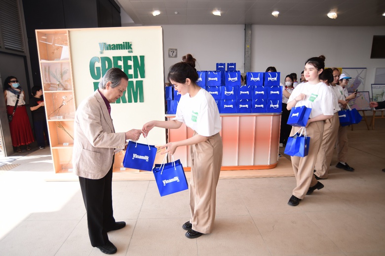 A group of people holding bags  Description automatically generated