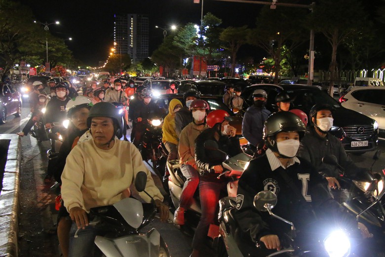 Biển người xuống phố Đ&agrave; Nẵng xem linh vật rồng phun lửa đ&oacute;n giao thừa- Ảnh 2.