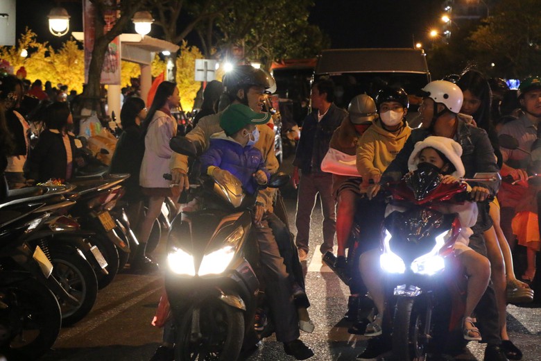 Biển người xuống phố Đ&agrave; Nẵng xem linh vật rồng phun lửa đ&oacute;n giao thừa- Ảnh 1.