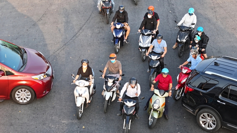 TP.HCM: Xe m&aacute;y &ldquo;l&agrave;m xiếc&rdquo;, &ocirc; t&ocirc; 