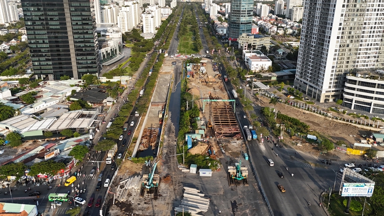 TP.HCM: Xe m&aacute;y &ldquo;l&agrave;m xiếc&rdquo;, &ocirc; t&ocirc; 