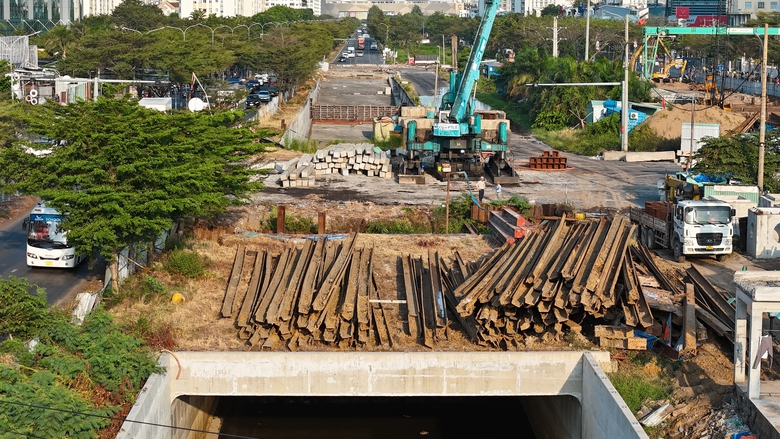 TP.HCM: Xe m&aacute;y &ldquo;l&agrave;m xiếc&rdquo;, &ocirc; t&ocirc; 