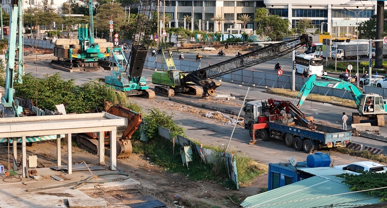 TP.HCM: Xe m&aacute;y &ldquo;l&agrave;m xiếc&rdquo;, &ocirc; t&ocirc; 