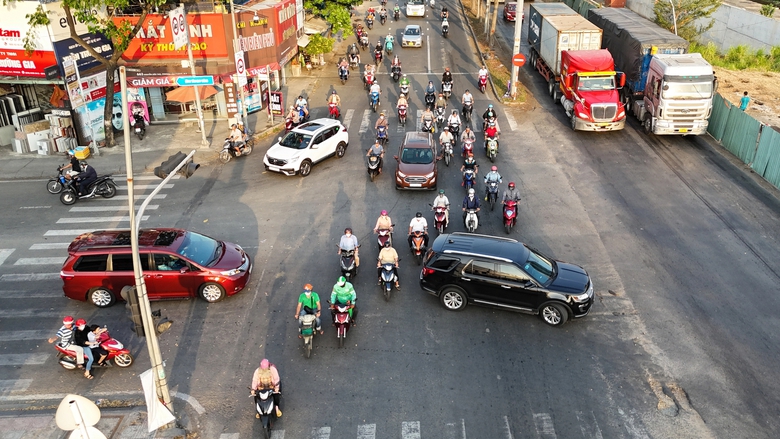 TP.HCM: Xe m&aacute;y &ldquo;l&agrave;m xiếc&rdquo;, &ocirc; t&ocirc; 