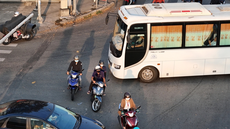 TP.HCM: Xe m&aacute;y &ldquo;l&agrave;m xiếc&rdquo;, &ocirc; t&ocirc; 