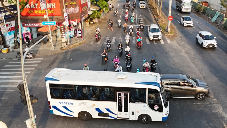 TP.HCM: Xe m&aacute;y &ldquo;l&agrave;m xiếc&rdquo;, &ocirc; t&ocirc; 