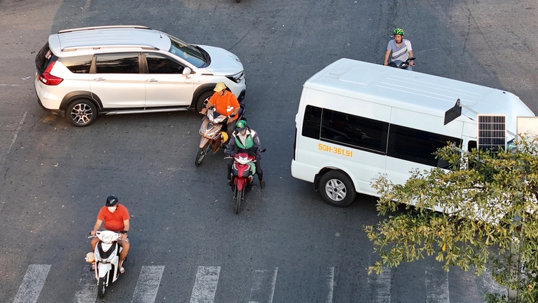 TP.HCM: Xe m&aacute;y &ldquo;l&agrave;m xiếc&rdquo;, &ocirc; t&ocirc; 