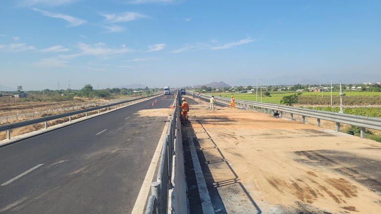 Tai nạn li&ecirc;n ho&agrave;n 4 &ocirc; t&ocirc; tr&ecirc;n cao tốc Phan Thiết - Vĩnh Hảo, một t&agrave;i xế tử vong- Ảnh 2.