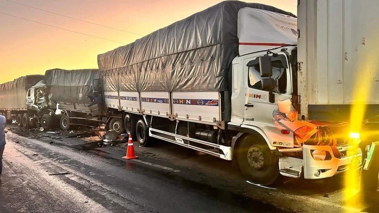 Tai nạn li&ecirc;n ho&agrave;n 4 &ocirc; t&ocirc; tr&ecirc;n cao tốc Phan Thiết - Vĩnh Hảo, một t&agrave;i xế tử vong- Ảnh 1.