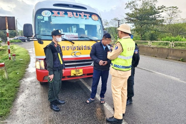 CSGT tước 275.130 bằng l&aacute;i của t&agrave;i xế 