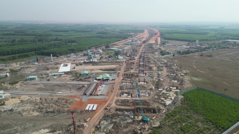 Nhộn nhịp thi c&ocirc;ng tuyến nối s&acirc;n bay Long Th&agrave;nh giữa nắng n&oacute;ng- Ảnh 1.