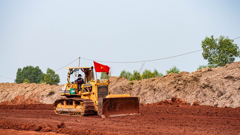 Nhộn nhịp thi c&ocirc;ng tuyến nối s&acirc;n bay Long Th&agrave;nh giữa nắng n&oacute;ng- Ảnh 3.