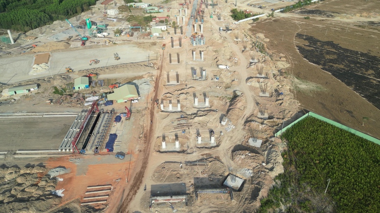 Nhộn nhịp thi c&ocirc;ng tuyến nối s&acirc;n bay Long Th&agrave;nh giữa nắng n&oacute;ng- Ảnh 7.