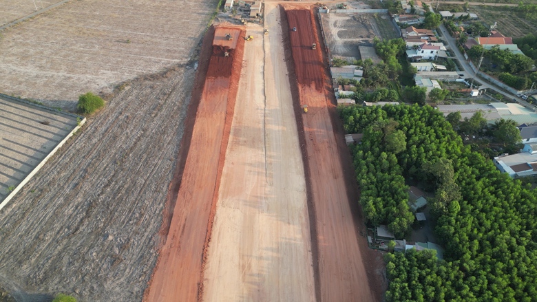 Nhộn nhịp thi c&ocirc;ng tuyến nối s&acirc;n bay Long Th&agrave;nh giữa nắng n&oacute;ng- Ảnh 4.