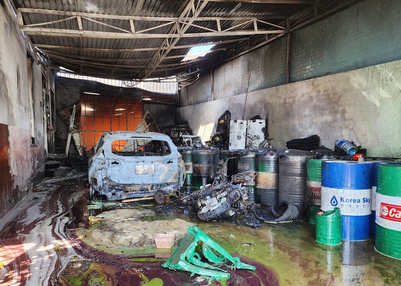 Ch&aacute;y nh&agrave; kho chứa dầu nhớt, cột kh&oacute;i bốc cao h&agrave;ng chục m&eacute;t- Ảnh 1.