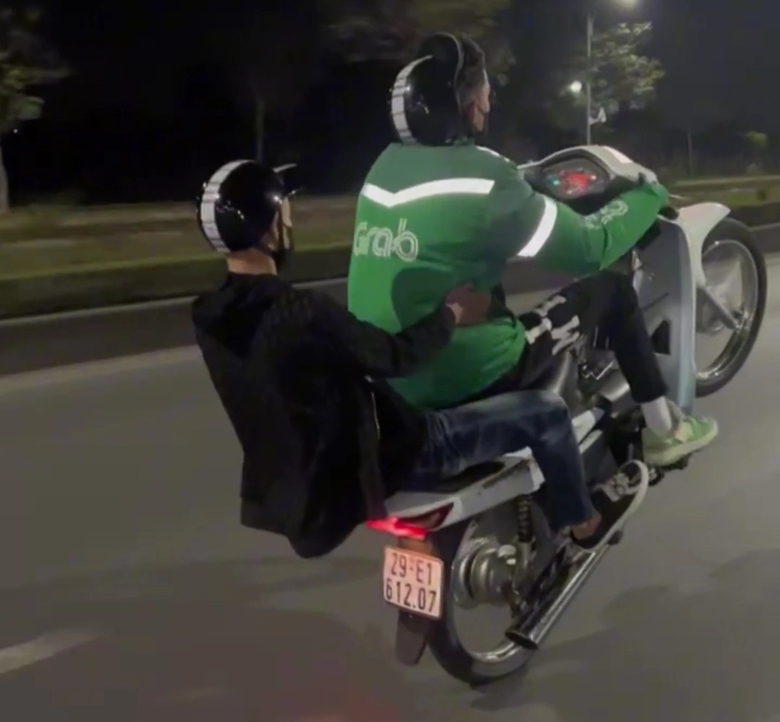 Kiểm tra h&agrave;nh ch&iacute;nh, cảnh s&aacute;t cơ động ph&aacute;t hiện clip bốc đầu xe của 2 thanh ni&ecirc;n- Ảnh 2.