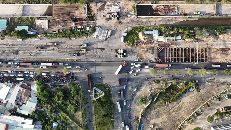 V&igrave; sao &ugrave;n ứ n&uacute;t giao Nguyễn Văn Linh-Nguyễn Hữu Thọ, cơ quan quản l&yacute; phải đợi Ph&uacute; Mỹ Hưng?- Ảnh 1.