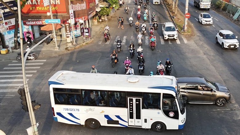 V&igrave; sao &ugrave;n ứ n&uacute;t giao Nguyễn Văn Linh-Nguyễn Hữu Thọ, cơ quan quản l&yacute; phải đợi Ph&uacute; Mỹ Hưng?- Ảnh 3.