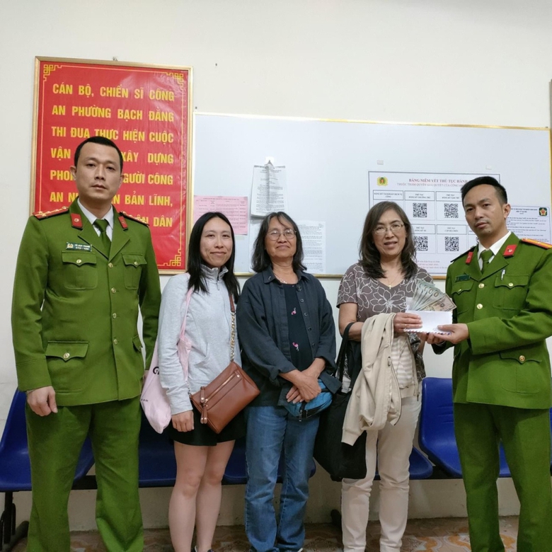 Đ&aacute;nh rơi 1.300 USD ở Hạ Long, nh&oacute;m du kh&aacute;ch Mỹ ngỡ ng&agrave;ng nhận lại- Ảnh 1.