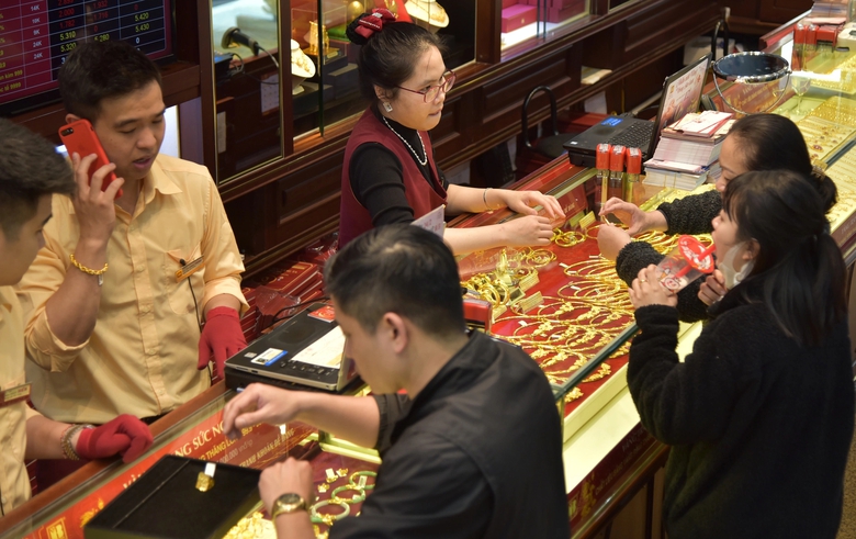 Gi&aacute; v&agrave;ng trong nước bật tăng sau một ng&agrave;y lao dốc- Ảnh 1.