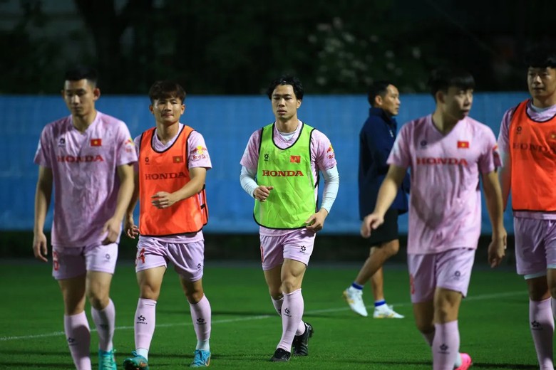 Tuyển Việt Nam c&oacute; c&aacute;ch tập luyện cực lạ trước trận đấu sống c&ograve;n với Indonesia- Ảnh 1.