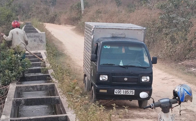 QL27 qua L&acirc;m Đồng nguy cơ ngập &uacute;ng v&igrave; k&ecirc;nh tho&aacute;t nước tiếp tục bị xả r&aacute;c, lấn chiếm- Ảnh 1.