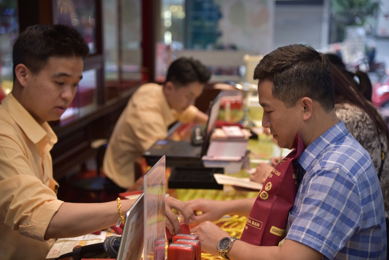 Giá vàng tăng giảm liên tục, nên mua vào hay bán ra?- Ảnh 1. Giá vàng tăng giảm liên tục, nên mua vào hay bán ra?- Ảnh 1.