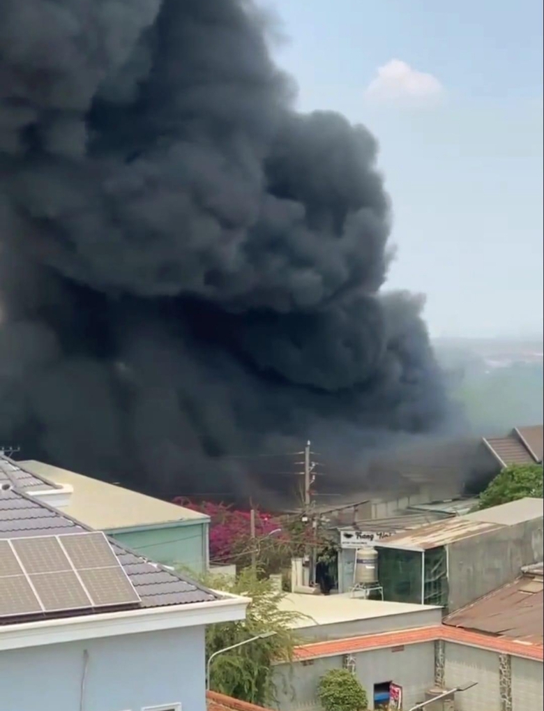 Ch&aacute;y lớn ở cơ sở gia c&ocirc;ng ghế nệm v&agrave; kho phế liệu ở Đồng Nai- Ảnh 1.