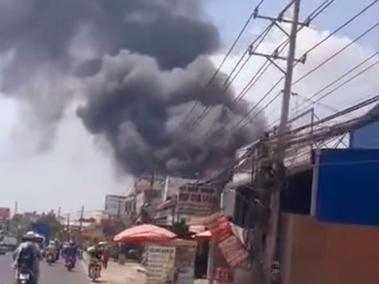 Ch&aacute;y lớn ở cơ sở gia c&ocirc;ng ghế nệm v&agrave; kho phế liệu ở Đồng Nai- Ảnh 2.