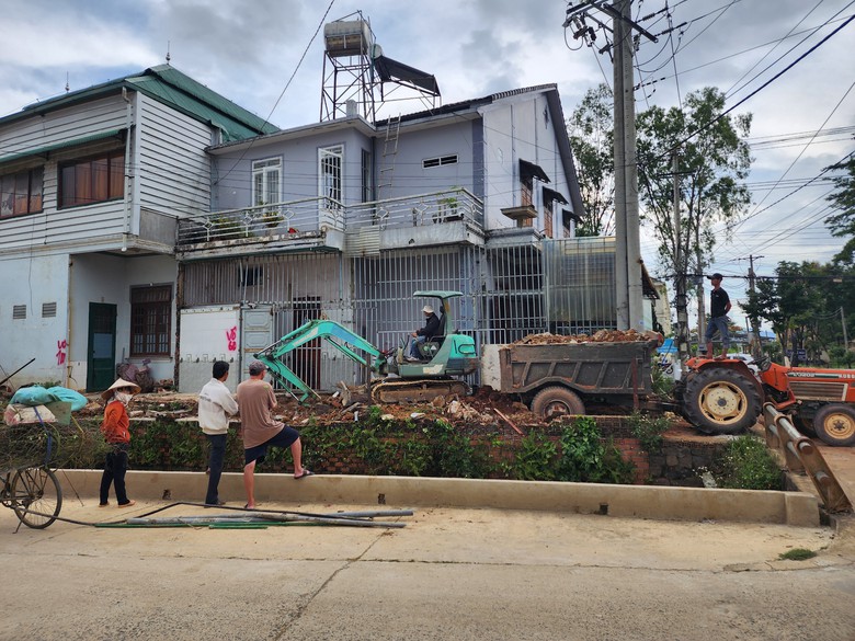 QL27 qua L&acirc;m Đồng nguy cơ ngập &uacute;ng v&igrave; k&ecirc;nh tho&aacute;t nước tiếp tục bị xả r&aacute;c, lấn chiếm- Ảnh 4.