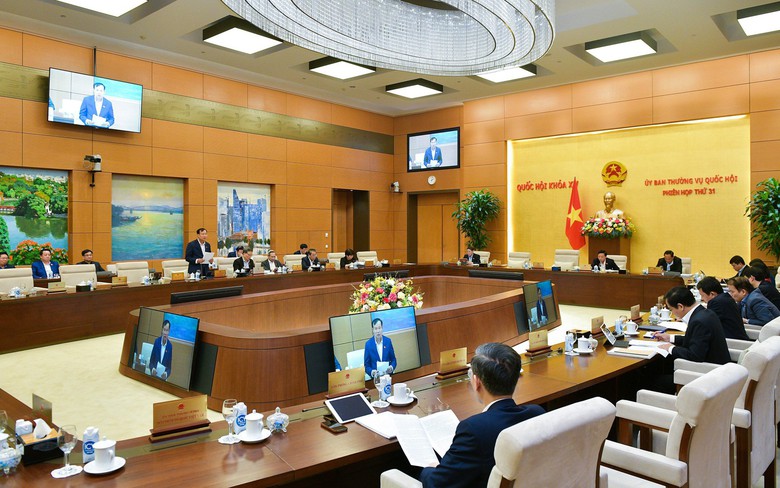 Ủy ban Thường vụ Quốc hội cho &yacute; kiến ho&agrave;n thiện dự thảo Luật Đường bộ