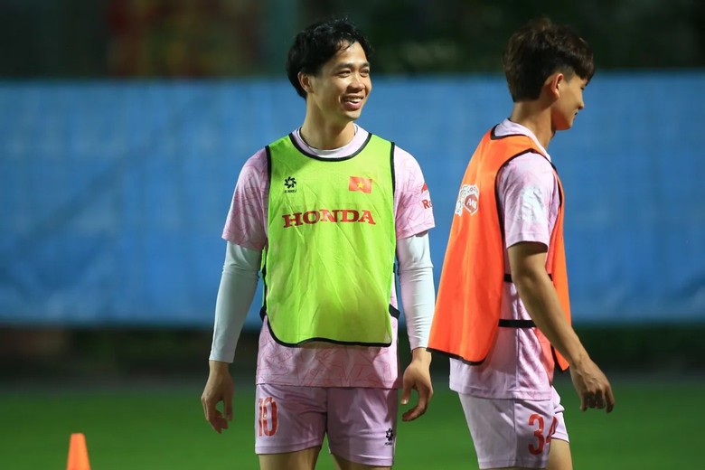 HLV Troussier có hành động khó hiểu, Công Phượng bị loại khỏi tuyển Việt Nam?- Ảnh 2. HLV Troussier có hành động khó hiểu, Công Phượng bị loại khỏi tuyển Việt Nam?- Ảnh 2.