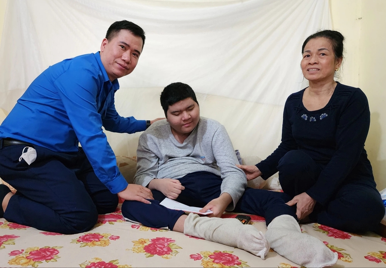 Đo&agrave;n Thanh ni&ecirc;n B&aacute;o Giao th&ocirc;ng chung tay chia sẻ nỗi đau TNGT- Ảnh 1.