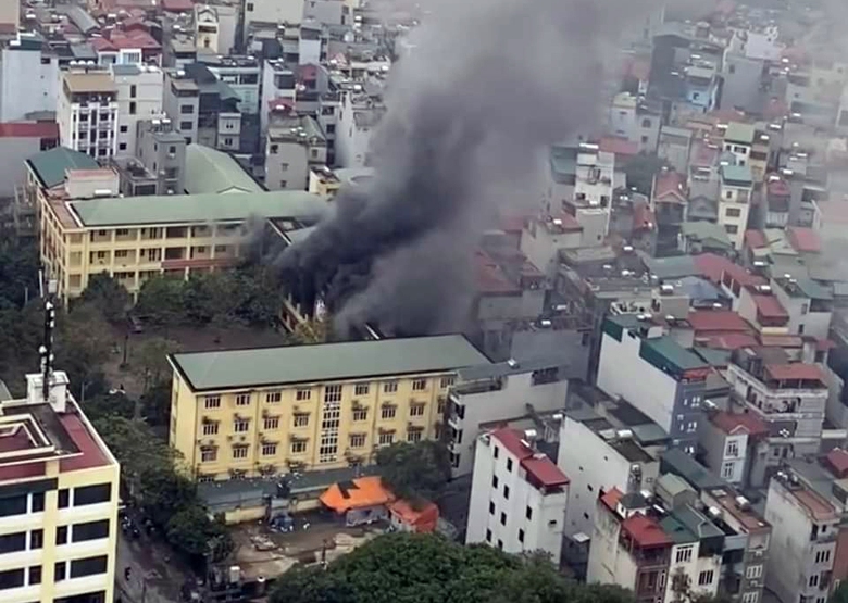 Ch&aacute;y trường THCS Văn Qu&aacute;n, h&agrave;ng chục học sinh phải sơ t&aacute;n - Ảnh 1.