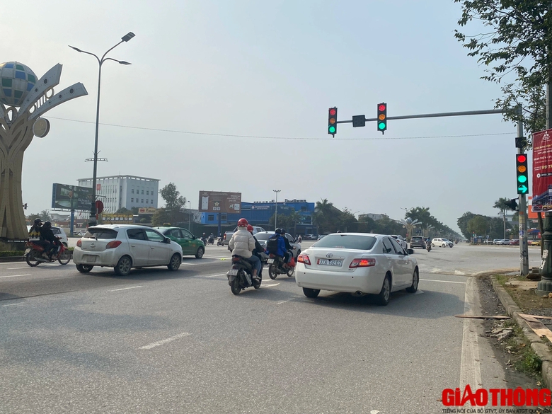 Đ&egrave;n giao th&ocirc;ng 