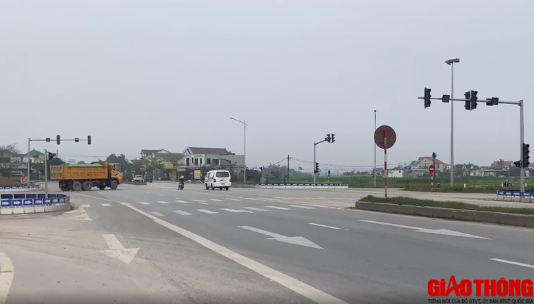 Đ&egrave;n giao th&ocirc;ng 