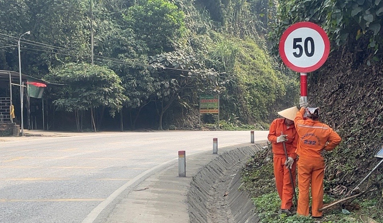 Đặt biển hạn chế tốc độ trên QL2 sau vụ TNGT làm 6 người tử vong ở Tuyên Quang- Ảnh 1. Đặt biển hạn chế tốc độ trên QL2 sau vụ TNGT làm 6 người tử vong ở Tuyên Quang- Ảnh 1.