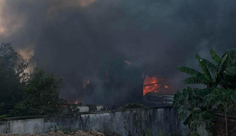 "B&agrave; hỏa" thi&ecirc;u rụi xưởng c&aacute;p điện, c&aacute;p viễn th&ocirc;ng- Ảnh 1.