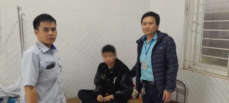 Lái, phụ xe buýt kịp thời cấp cứu một hành khách bị co giật- Ảnh 1. Lái, phụ xe buýt kịp thời cấp cứu một hành khách bị co giật- Ảnh 1.