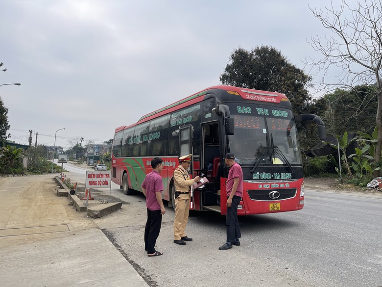 Đặt biển hạn chế tốc độ tr&ecirc;n QL2 sau vụ TNGT l&agrave;m 6 người tử vong ở Tuy&ecirc;n Quang- Ảnh 3.