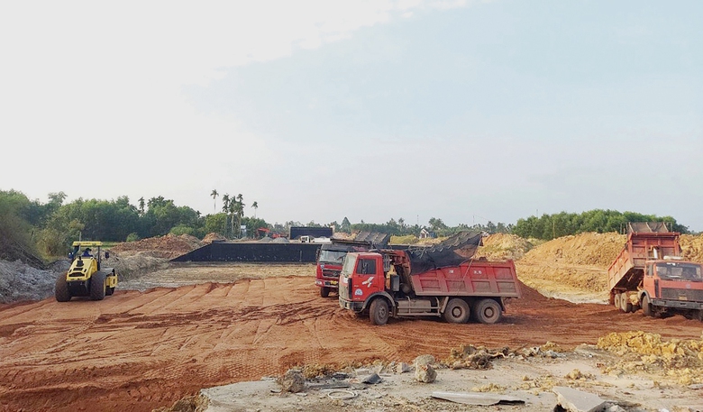 Quảng Ng&atilde;i: Nh&agrave; thầu cao tốc gặp kh&oacute; v&igrave; mỏ đất nằm tr&ecirc;n giấy- Ảnh 1.