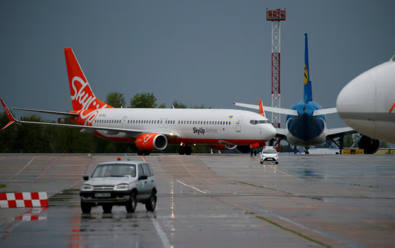 C&aacute;c h&atilde;ng bay Ukraine vật lộn để tồn tại giữa chiến sự- Ảnh 1.