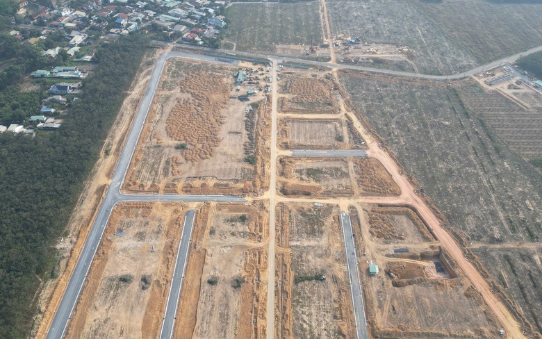 Đội nắng chạy đua tr&ecirc;n c&ocirc;ng trường t&aacute;i định cư cao tốc Bi&ecirc;n H&ograve;a - Vũng T&agrave;u